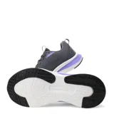 Championes deportivos Umbro modelo Vega, color gris con detalles en violeta. Presentan un diseño de malla transpirable, cierre con cordones y suela blanca con amortiguación.