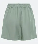 Short blanco de viscosa texturizada, modelo holgado con cintura de sastrería en el frente y elástico en la parte trasera. Presenta bolsillos laterales y cierre con botón y cremallera.