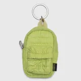 Charm en forma de mini mochila color verde lima, con diseño acolchado, cierre principal y bolsillo frontal. Incluye argolla metálica para colgar y etiqueta de la marca.