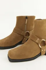 Botas de caña media color marrón oscuro, 100% cuero, con hebilla decorativa que se puede poner y sacar.