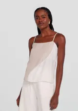 Musculosa azul con breteles finos ajustables y corte recto.