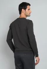 Sweater de algodón color verde petróleo, con cuello redondo y mangas largas.