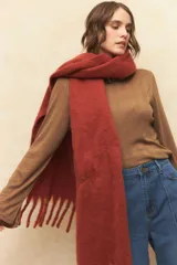 Polera marrón de algodón con cuello alto y mangas largas acampanadas.