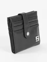 Tarjetero de cuero vegano con acabado brillante, cierre con solapa y broche a presión. Cuenta con ranuras para tarjetas y detalle de logo metálico en la parte frontal.