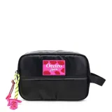 Neceser rectangular de color negro con acabado liso, que presenta un parche frontal rectangular en color fucsia con estampado de labios rojos y la inscripción 'Oreiro Love'. Incluye un tirador de cierre decorativo con cordones de colores neón y un dije de goma con la palabra 'Love'. Cuenta con una manija lateral de cinta negra.