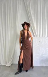 Vestido midi color marrón chocolate, con escote halter pronunciado y abertura lateral en la falda.