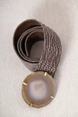 Cinturón reversible confeccionado en cuero vacuno color bordó, con hebilla destacada por un aplique de alpaca y una piedra ágata natural.