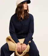 Pantalón recto de piqué azul marino, de tiro alto con cintura elástica y cordón ajustable.