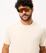 Remera deportiva de hombre en color verde melange, con cuello redondo, manga corta y detalles reflectantes en los hombros. Confeccionada en tejido respirable con tecnología dry.