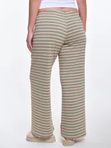 Pantalón de dormir de corte recto y calce relajado, confeccionado en tejido de algodón con estampado de rayas horizontales en tonos verde, rosa y beige. Cuenta con cintura elástica y cordón ajustable.