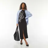 Falda midi negra de corte recto con abertura frontal.