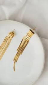 Aros largos dorados con flecos de cadenas delgadas.