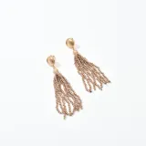 Aros colgantes con base dorada y cuentas color champagne.