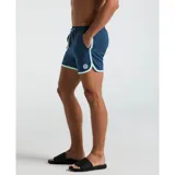 Short de baño color azul con vivo en color verde agua en el ruedo y laterales. Cuenta con cintura elástica con cordón ajustable.