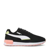 Championes Puma modelo Graviton Wns, de diseño deportivo y urbano. Presentan una combinación de colores blanco, crema, detalles en rosa y un bloque de color azul en el talón. Cuentan con suela de goma color caramelo, entresuela blanca y cierre mediante cordones.