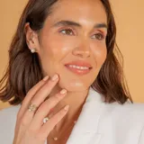 Anillo de diseño multicapa elaborado en oro de 10k, combinando bandas en oro amarillo liso y oro blanco con acabado facetado.