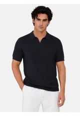 Remera tejida con cuello polo y escote en V, manga corta y diseño texturizado en canalé.