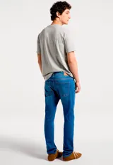 Pantalón vaquero de corte ajustado en color negro, confeccionado en tejido denim con elastano para mayor comodidad.