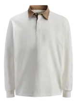 Polo de manga larga color blanco con cuello de pana en tono tostado. Presenta un ajuste holgado, puños acanalados y una abertura frontal parcial con botones.