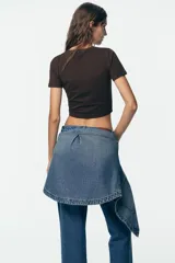 Camiseta cropped color amarillo, de corte slim fit, cuello redondo y manga corta.