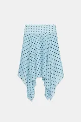 Falda midi de tiro medio color celeste con estampado de lunares negros, diseño asimétrico y forro interior. Cuenta con cierre lateral de cremallera oculta.