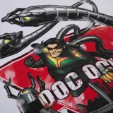 Remera blanca de algodón con cuello redondo y mangas cortas. Estampado frontal con el personaje Doc Ock de Spiderman.