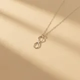 Collar de plata 925 con dije en forma de símbolo de infinito, con cadena de eslabones finos.