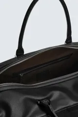 Bolso de viaje marrón con textura grabada, cierre de cremallera, bolsillo interior con cremallera, bolsillo frontal con cremallera, doble asa de mano y asa de hombro ajustable y extraíble.