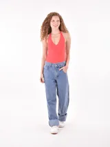 Body de escote halter con tirantes finos y espalda descubierta, confeccionado en tela elástica de color rojo.
