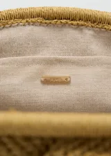 Bolso tipo clutch de fibra natural en color tostado, con diseño trenzado y nudo frontal central, cierre de aro a presión y forro interior.