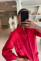 Vestido camisero midi color verde azulado, de lino, con cuello camisero, manga tres cuartos y bolsillos laterales.