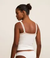 Camisete texturizada sin costuras, color blanco con pespuntes contrastantes color marrón, breteles medianos y sin copa.