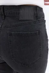 Jean straight crop de tiro alto, con piernas rectas y largo por encima de los tobillos. Presenta terminación desflecada y diseño clásico con bolsillos.
