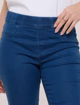 Jegging de denim azul oscuro con tiro medio-alto, cintura elástica ancha y pierna sutilmente entallada con terminación bootcut. Cuenta con bolsillos delanteros simulados y bolsillos aplicados en la parte trasera.