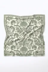 Pañuelo cuadrado de fondo blanco con estampado ornamental en tonos verdes, de estilo barroco y diseño simétrico.