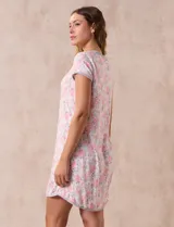 Camisón corto de tejido suave estampado, con cuello redondo y mangas cortas.