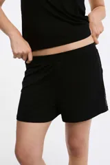 Short de pijama de rib color gris melange, con cintura elástica y detalle de encaje en los laterales.