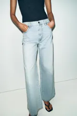 Jeans de tiro bajo con cinco bolsillos, pernera recta y detalle de costuras marcadas en la parte delantera. Cierre frontal con cremallera y botón.