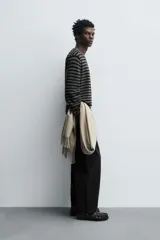 Jersey de corte relajado confeccionado en hilatura con mezcla de lana y cashmere. Presenta diseño de rayas horizontales, cuello redondo y manga larga con acabados en rib.