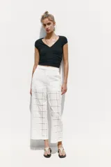 Camiseta color crudo de corte slim fit, con escote en pico, manga corta y tejido de punto acanalado.