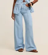 Pantalón wide leg de cintura alta, confeccionado en jeans celeste, con trabillas en la cintura, cierre tradicional, bolsillos y recortes delanteros de frisos.