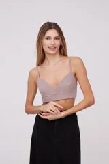 Top corto de breteles finos con escote en V, diseño al cuerpo y cierre posterior con elástico.