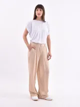 Pantalon de corte recto y tiro alto, con diseño de pinzas en la cintura y textura arrugada, en color oliva.