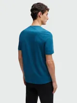 Remera de algodón de corte regular, color gris oscuro, con cuello redondo y logo de la marca bordado discretamente en el pecho.