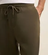 Pantalón de corte recto confeccionado en tejido de algodón y poliéster, con cintura elástica ajustable mediante lazo y bolsillos laterales.
