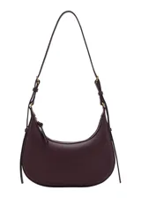 Bolso de hombro tipo hobo en color bordó, con diseño de media luna, cierre de cremallera superior y asa ajustable con hebillas metálicas.