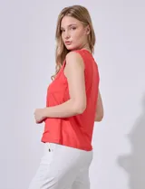Blusa sin mangas color coral, de seda fría elastizada, con escote redondo entrelazado.