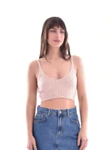 Musculosa de tejido de punto acanalado, color rosado, con escote en V y breteles finos.