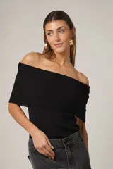 Remera blanca con cuello bardot o barco, de tejido hilado en lycra.