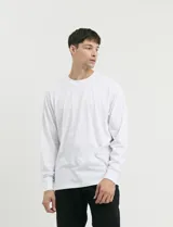 Remera de manga larga color negro, con cuello redondo y puños en punto canalé.